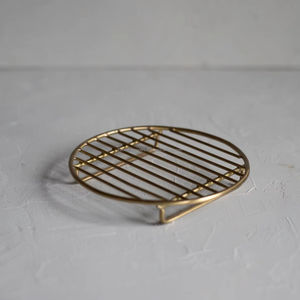 Dessous de plat décoratif sculpté en métal pour table à manger conçu avec des motifs complexes pour améliorer élégamment le style intérieur de la maison - Product Image 1