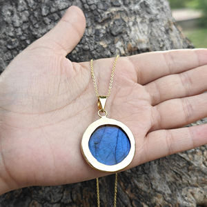 Collier de bijoux en pierres semi-précieuses, grand pendentif cabochon rond en labradorite bleue chatoyante, chaîne en laiton plaqué or 18 carats - Product Image 6