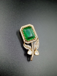 Broche ethnique faite à la main en argent 925 plaqué or avec pierre doublette verte et motif floral, idéale pour un cadeau de mariage ou de fiançailles - Product Image 4