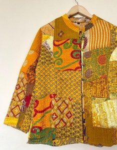 Hermosa Chaqueta de Invierno Hecha a Mano con Parches de Sari de Seda, Estampado Floral, Acolchado Kantha, Cuello en V, Mangas Abullonadas, Estilo Casual Nivisaa - Product Image 3