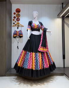 Conjunto de Lehenga Choli Reversible con Estampado Geométrico Rojo para Mujer, con Dupatta, Cuello Pronunciado, Ribete en Contraste, Largo hasta el Suelo, para Bodas y Diwali - Product Image 2