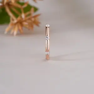 Elegante Anillo de Banda con Cristales Redondos Minimalistas Chapado en Oro Rosa para Mujer, Regalo de Joyería para Aniversario de Bodas o Compromiso - Product Image 6