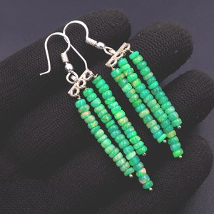 ต่างหูประดับด้วยโอปอลเอธิโอเปียธรรมชาติ เงินสเตอร์ลิงและเคลือบทอง - Product Image 2