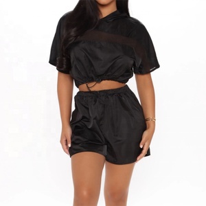 Conjunto de dos piezas de Hip Hop sólido de verano 2022 para mujer, sudadera de satén de poliéster reflectante, pantalones cortos deportivos informales, botón al por mayor - Product Image 5