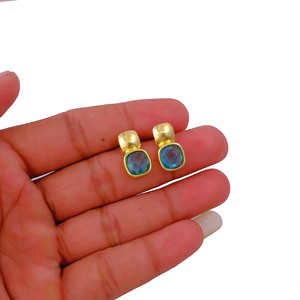 Boucles d'oreilles clous carrées en topaze bleue suisse, plaquées or, faites à la main, délicates, avec pierres précieuses facettées, bijoux massifs pour femmes R - Product Image 4