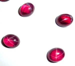 Rubis étoilé transparent ovale 8x10 mm 4,5 carats, cabochon poli créé en laboratoire avec effet étoile à 6 branches pour la fabrication de bijoux - Product Image 3