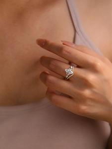 Anillo de Compromiso Exclusivo con Diamante de Laboratorio de Corte Marquesa Único de 2 Quilates, Certificado IGI E VVS2, con Banda de Diamantes a Juego en Oro - Product Image 6