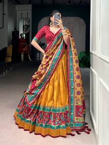 Conjunto de Lehenga Choli de Seda Artística para Mujer con Blusa Jacquard y Dupatta con Bordado Zari - Product Image 3