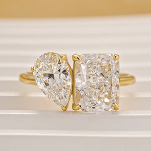 Anillo de compromiso de lujo con diseño clásico de moissanita 925 Toi Et Moi, corte pera radiante, chapado en oro amarillo sobre plata de ley - Product Image 1