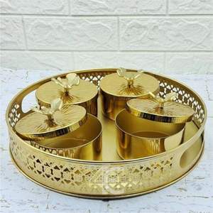 Juego de 4 recipientes metálicos decorativos al por mayor con tapas y bandeja de servicio, con detalles de mariposa chapados en oro, para frutos secos/frutas deshidratadas - Product Image 1