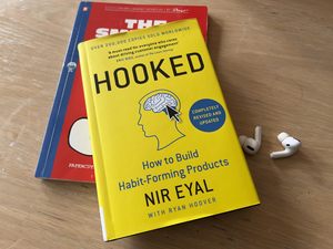 หนังสือเรื่อง "Hooked" โดย นีร์ เอยัล ฉบับปกอ่อน แนวโรแมนติกดาร์ก - Product Image 1