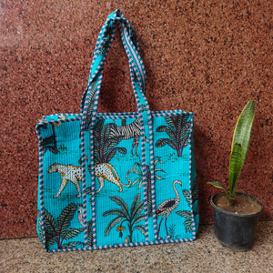 Bolso Tote Acolchado de Algodón Hecho a Mano con Estampado de Palmeras y Animales, Tela de Algodón Puro, Acolchado Kantha, Cierre con Cremallera, Bolso de Hombro - Product Image 1