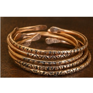 Bracelet jonc géométrique en cuivre pur bio brut, estampé à la main, patine foncée, avec terminaison en forme de pagaie - Product Image 4