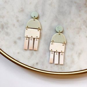 Boucles d'oreilles en résine légères, fabriquées à la main avec une qualité durable, design tendance, finition lisse pour la fabrication de bijoux fantaisie et les fournitures de perlage - Product Image 2