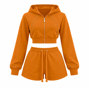 Ensemble de sweat-shirt court en molleton de coton avec détails en strass personnalisés et short taille haute assorti pour les marques de streetwear - Product Image 5