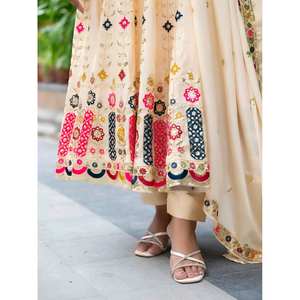 Ensemble de costume de fête pour femmes avec robe élégante à broderie séquentielle - Product Image 3