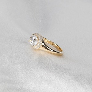 แหวนเพชรทรงรี 1.5 กะรัต ดีไซน์หรูหรา ประดับเพชรแบบ Double Halo Bezel Set ทรงโดม ทองคำขาว 14K สำหรับหมั้นและเป็นแหวนแทนใจ - Product Image 5