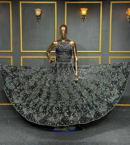 Lehenga choli de mariée entièrement brodé avec des détails en jarkan lourds et une grande traîne, conçu pour un style de mariée traditionnel - Product Image 4