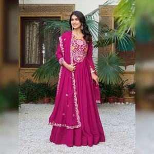 Hermoso diseño indio tradicional para mujer Rich Georgette bordado largo Anarkali Kurti emparejado con pantalones y conjunto Dupatta - Product Image 1
