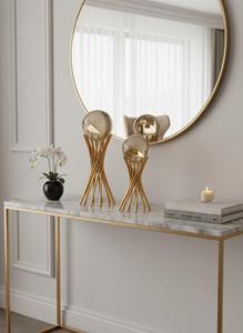 Ensemble d'objets décoratifs comprenant des sphères en verre sur supports dorés, conçu idéalement pour la décoration intérieure et les cadeaux, provenant d'Inde. - Product Image 6