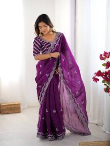 Sari de seda espacial con hermoso bordado de lentejuelas y hilos en toda la prenda y el borde, combinado con blusa completamente cosida. - Product Image 4