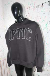 Sudadera OPTIC BLACK con cuello alto, 100% NEGRO, con apliques bordados, cuello ancho, hilos finos. - Product Image 4