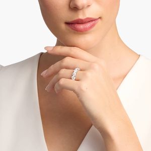 Anillo de Diamantes de Corte Redondo con Garras Compartidas de Eternidad Completa - Product Image 4