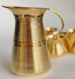 Carafe en cuivre martelé classique, d'aspect antique, avec un accent doré sur la base. Disponible au prix de gros. - Product Image 3