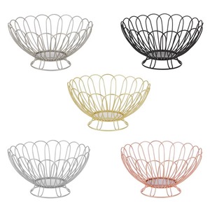 Cesta de frutas de metal con revestimiento negro que combina elegancia y funcionalidad en un impresionante centro de mesa. - Product Image 5