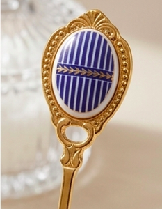 Cuillère à thé au design finition or, élégante et stylée, ustensile parfait pour le thé, le café, la table à manger et les essentiels de cuisine. - Product Image 2