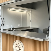 Camion de restauration de style Piaggio avec cuisine complète, chariot mobile à 3 roues pour le café, la crème glacée, les desserts et le service de boissons