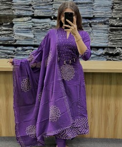 Salwar Kameez Tradicional de Algodón para Mujer con Dupatta, Adorno de Perlas y Latkan, SHAGUN 85301, Estilo Boutique - Product Image 1