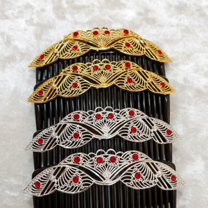 Peigne à cheveux vintage plaqué or, fait main, écologique, étanche, élégant, en alliage, avec mini pierres rouges et motif floral, pour mariée - Product Image 1