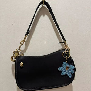 Llavero de moda con diseño elegante y bonito, hecho a mano con cuentas bordadas, con colgante de WHISKY, de la India. - Product Image 1