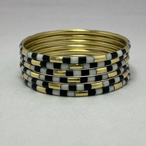 Ensemble de bracelets légers en résine orange et laiton, faits à la main, audacieux, élégants, couleur personnalisable, bijoux de mode pour femmes, style bohème contemporain - Product Image 1
