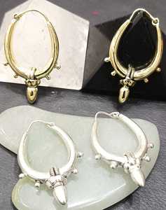 Boucles d'oreilles Huggie Bohèmes en Alliage avec Strass en Cristal, Légères, pour Usage Quotidien - Prix d'Usine Fabricant Indien - Product Image 1