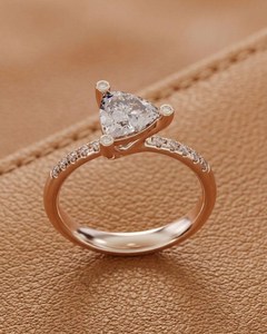 Anillo de Moissanita de 2 Quilates con Corte Trillón, Plata 925 Original con Baño de Oro, Estilo Único y Elegante, Joyería Clásica para Ella - Product Image 5