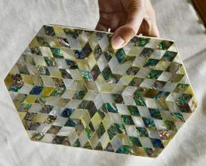 Bolso de mano de lujo con paneles geométricos de nácar, detalles de perlas y cristales, y marco en tono dorado. - Product Image 5