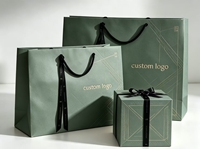 Ensemble d'emballages en papier écologiques de luxe personnalisés avec gaufrage, boîte rigide carrée avec logo personnalisé et sac cadeau avec poignées en ruban