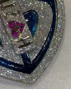 จี้โลโก้แบบกำหนดเองประดับเพชรโมอิสซาไนต์ทรงโล่ห์  ทำจากเงินแท้ 925  เครื่องประดับฮิปฮอป  ฝังเพชรโมอิสซาไนต์แบบไมโครเพฟ VVS - Product Image 4