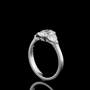 Anillo de Compromiso Clásico de Tres Piedras con Diamante Ovalado Cultivado en Laboratorio, Certificado IGI, con Diamantes Laterales de Media Luna, para Aniversario o Boda - Product Image 4