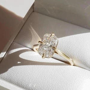 Anillo de Compromiso de Moissanita con Corte Cojín Alargado Solitaire, Engaste de Puntas de Brújula, Plata 925, Anillo de Diamante Simulado, Regalos de Aniversario - Product Image 1