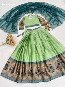 Ensemble Lehenga-Choli et Dupatta en soie traditionnelle indienne, dernier modèle, avec bordure tissée Kalamkari et broderie Zari, tenue ethnique - Product Image 5