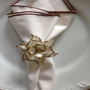 Elegante anillo para servilletas con diseño floral en crema y dorado agrega un toque delicado a cualquier mesa. Disponible a precios de mayorista. - Product Image 1