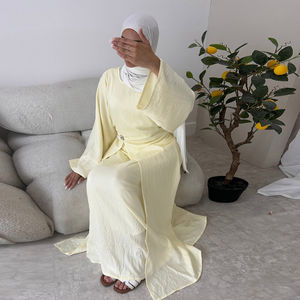 Abaya de Lujo al por Mayor OEM Dubai, Vestido Musulmán Modesto para Mujer, Elegante Abaya Maxi de Crepé Suave Color Amarillo Mantequilla para Eid, con Broche - Product Image 3