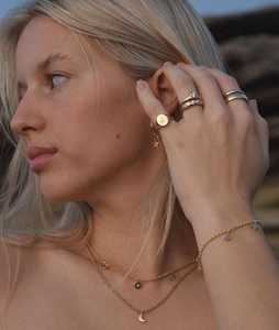 Anillos de Sello Iniciales Personalizados con Letra Grabada, Monograma Pequeño, Anillo de Declaración Moderno Unisex para el Dedo Muñeco, Banda de 3mm, Chapado en Oro de 10K 14K 18K - Product Image 6