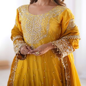 Conjunto VASTRA COTTAGE de Seda Chinon con Lentejuelas Codificadas, Top y Pantalón Completamente Cosidos con Dupatta a Juego, Ropa Festiva para Fiestas - Product Image 2