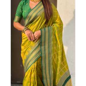 Sari Tradicional de Seda Suave Verde con Estampado de Cuadros y Bordado Zari en Contraste, Vestidos de Club con Mehendi - Product Image 3