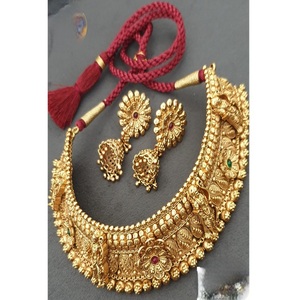 Parure de collier ras-du-cou et boucles d'oreilles en laiton plaqué or de qualité supérieure, ornée de perles et de moissanite, style Kundan, collection pour mariage - Product Image 1