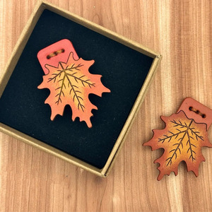 Marcapáginas de cuero con diseño de hoja de arce premium, accesorio de lectura hecho a mano para bibliotecas, escuelas y colecciones personales a bajo precio. - Product Image 1